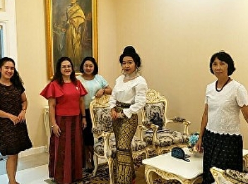 Office of the President Rector dressed
in Thai fabrics in retirement Fiscal
year 2018