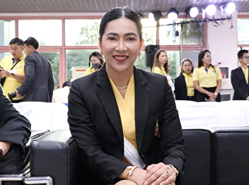 Gave alms to the monks on the day of His
Majesty King Bhumibol Adulyadej birthday